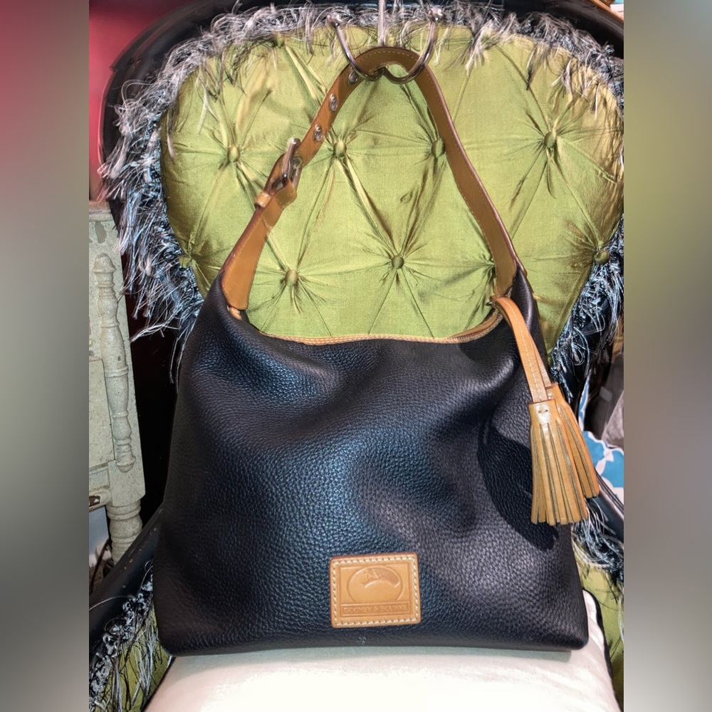 Dooney and bourke black and tan leather shoulder/hobo bag EUC 75$ Obo